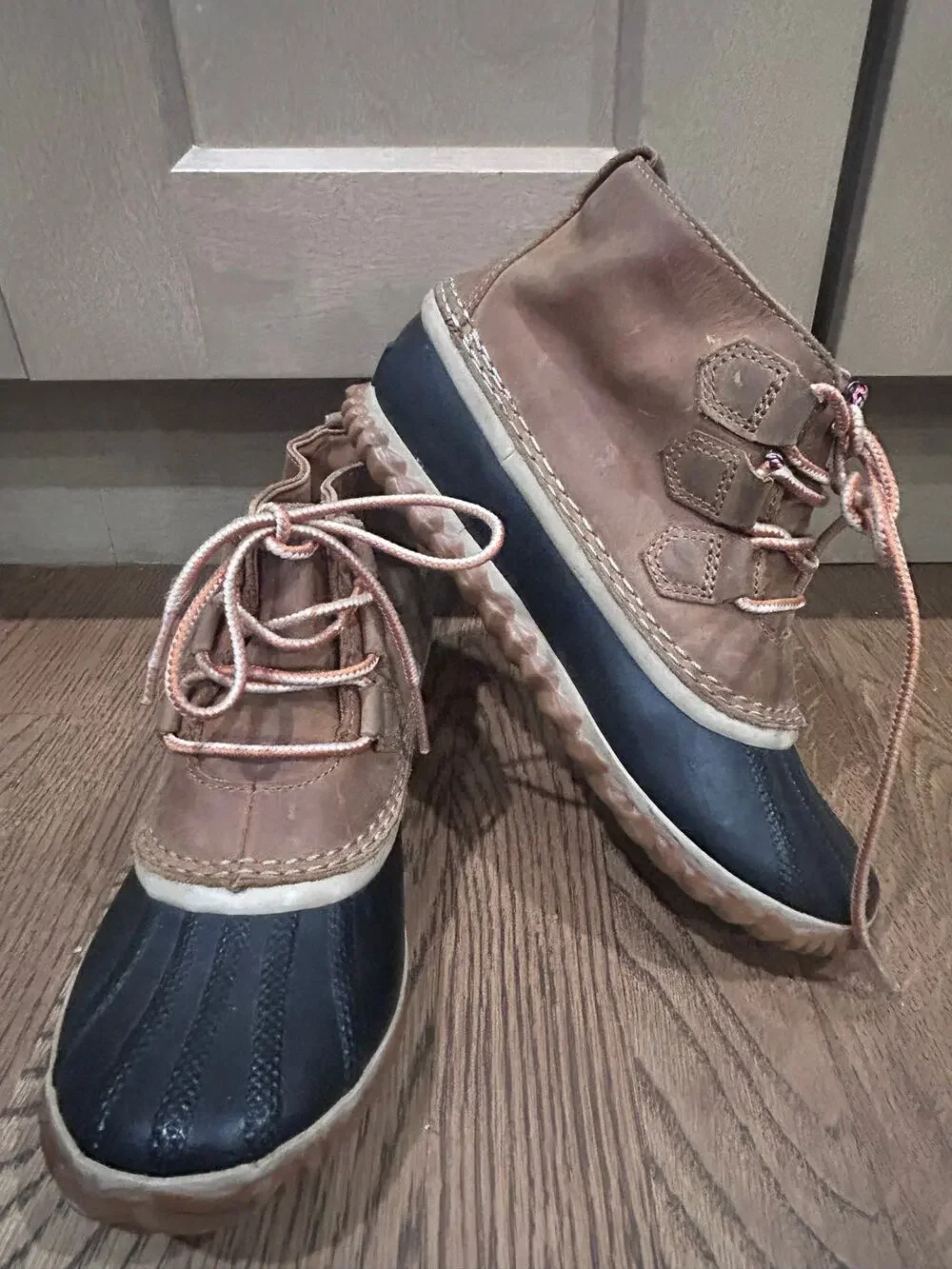 SOREL Out N About Womens Sz 6 Leather Duck Boots Waterproof Winter Rain Gorpcore